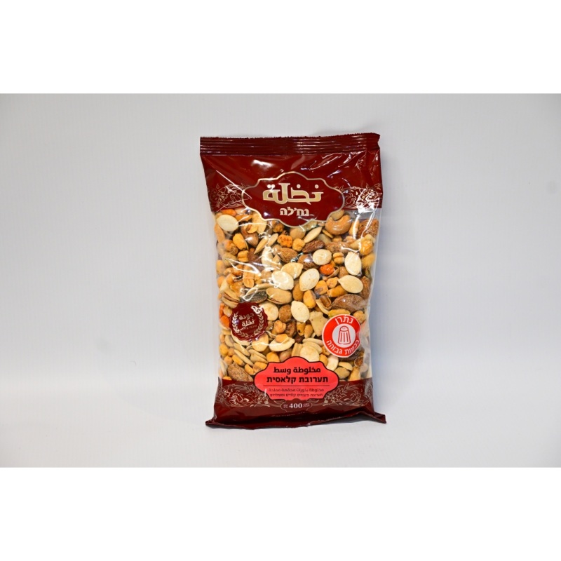 مكسرات مخلوطة وسط نخلة